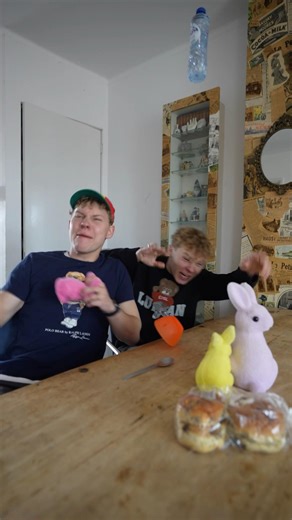 Ons gezin met Pasen 🐣☺️ Wat een gezelligheid!!!!! 💅 Zo fijn met deze mensjes 🤩✨💅✨🤩☺️