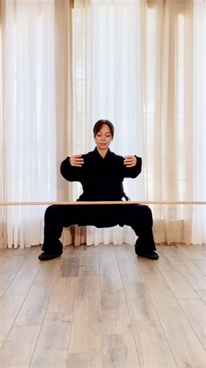 Most people can’t hold this Tai Chi fundamental practice for more than 2 minutes. Can you? Four-Level Horse Stance. Thighs parallel. Shins vertical. Knees in line with the toes. Comment your time below. #TaiChi #TaiChiPractice #TaiChiFoundation #BasicTaiChi #KungFuTraining #StrongLegs #BodyweightTraining #MartialArts #SanSanTaiChi | San San Tai Chi