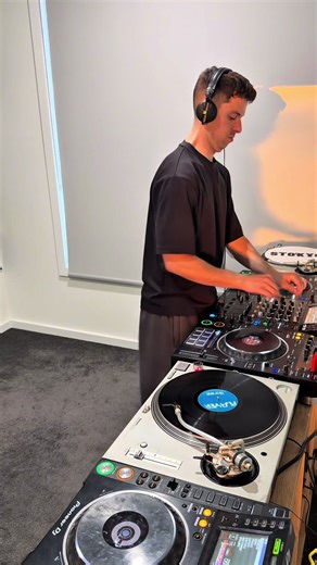 Explore the Best of Hard Groove Vinyl DJ Sets