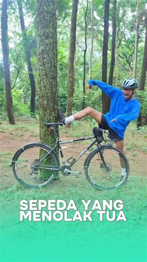 Sepeda Federal yang Menolak Tua! 🚲✨ Biasanya sepeda Federal masih pakai rim brake cantilever karena memang diproduksi tahun 90-an. Tapi punya temenku ini agak beda, udah di-upgrade ke rem disc brake hidrolik! Supaya bisa dipasang, dudukan remnya dilas ulang dulu. Memang sih, jadi agak ngilangin sedikit kesan vintage khas Federal, tapi sebagai gantinya dapet pengereman yang jauh lebih pakem dan aman, terutama pas turunan atau hujan. Kalau kalian sendiri, tim yang suka upgrade sepeda jadul biar l