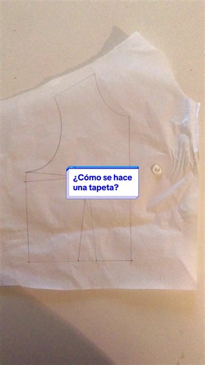 Los botones y ojales siempre estarán en la línea central del patrón, nunca por la parte de dentro ni por la parte exterior. #alienvalley #alienvalleyatelier #patronaje #patronista #patternmaker