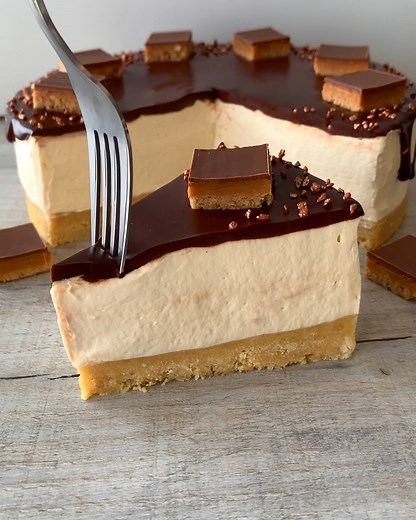 No-Bake Millionaires Cheesecake 😍 One of my favourite desserts is millionaires shortbread, so making it into a cheesecake was an easy decision! This cheesecake was so good! A nice buttery shortbread base, with a creamy caramel filling, topped with a delicious rich chocolate ganache, millionaires shortbread bites and sparkly bits 🙌 This is the ultimate celebration cheesecake for those who love chocolate and caramel 🤤 Sound on for full instructions 🔉 All you need is: Base: 350g shortbread bisc