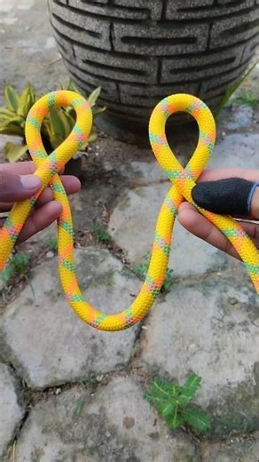 途中に輪を作るバタフライノットの結び方