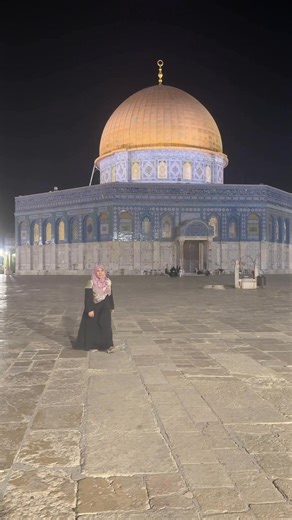 Al-AQSHA DI DALAM TUBUHKU 1 Aku duduk di halaman Al-Aqsha. Suara sepatu tentara menyeret malam ke dalam ubin. Lampu-lampu menggantung seperti nadi yang kehilangan darah. Di langit, doa terbelah oleh sirene, dan bulan tergantung seperti mata yang menolak tidur. 2 Palestina berjalan di tubuhku. Batu-batu memanggil nama yang terhapus di paspor. Pagar kawat menghafal larik-larik yang tak disiarkan. Di bawah lantai sujud Al Qibli ada tangan-tangan kecil menulis sejarah dengan butir pasir. 3 Aku menci