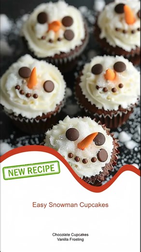 Get ready to spread some holiday cheer with these adorable Easy Snowman Cupcakes! They’re festive, fun, and oh-so-delicious! ☃️🧁✨ Ingredients: - Chocolate Cupcakes - Vanilla Frosting - White Crystallized Decorating Sugar - Butterscotch Chips - Mini Chocolate Chips Directions: Start by slathering a generous amount of vanilla frosting on top of each chocolate cupcake. Make sure to coat it well so no chocolate peeks through—no need to worry about perfecting the smooth finish because the sugar will