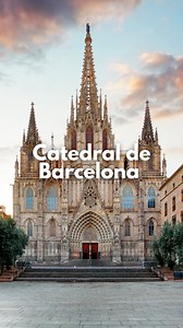 La Catedral de Barcelona, oficialmente conocida como la Catedral de la Santa Cruz y Santa Eulalia, es uno de los principales lugares de interés turístico en la ciudad de Barcelona, España. La construcción de la catedral comenzó en el siglo XIII, sobre una antigua basílica románica. A lo largo de los siglos, la catedral ha sido sometida a numerosas reformas y renovaciones. En el siglo XV se añadió el campanario, mientras que la fachada actual se completó en el siglo XIX. La catedral es famosa por