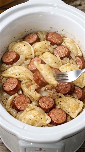 🍗🥔 Slow Cooker Sausage and Pierogi with Onions