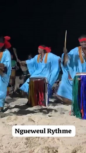 Les DAKURA prouvent encore que la puissance n’a pas de genre. Précision, énergie, élégance : Elles frappent, elles sourient, elles dirigent. Les reines du rythme. #NgueweulRythme #Dakura #Percussions #Tama #Sabar #DanseAfricaine #Bivouac #CultureSenegalaise #DestinationSenegal #Festival #AfriqueEnMouvement #TransmissionCulturelle #GirlsPowerAfrica #AfricanVibes #TraditionEtModernité #LacRose #EspritDAfrique #OriginAfrica #flowers #flypシ #flowerstagram | Cheikh Ma Djimbira Ndiaye