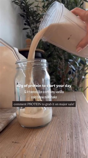 Jessie Bittner on Instagram: "And it’s under 300 calories + only 3g fat 🙌🏼 comment PROTEIN My go to for a busy busy morning where I need to take something QUICK on the go but still want to get my protein in to start the day off right 💪🏼 Make sure you’re following me first so the message will come through 🤎 then comment PROTEIN below and I’ll send the recipe + link and sale code for my favorite grass fed protein (20g and 100 cals per SCOOP 👏🏼) Creamy Vanilla Cold Brew Protein Smoothie - Ha