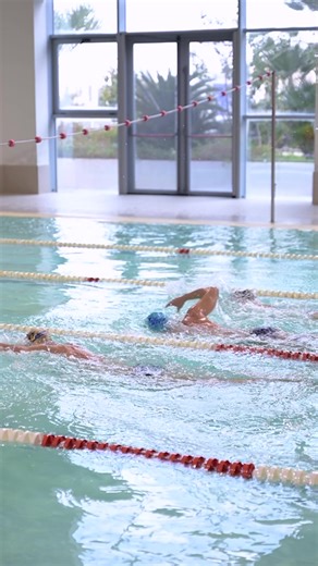 Ogni bracciata rompe il silenzio dell’acqua. Ogni movimento racconta concentrazione, tecnica e respiro. Nel nuoto non conta solo arrivare prima. 𝐂𝐨𝐧𝐭𝐚 𝐜𝐨𝐦𝐞 𝐭𝐢 𝐦𝐮𝐨𝐯𝐢 𝐧𝐞𝐥𝐥’𝐚𝐜𝐪𝐮𝐚.💧 #wellenextsportclubssd #allenamento #nuoto #piscina #acqua