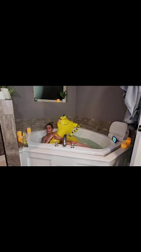 @chloepuddles @omgjessicaofficial @theomgjessicatoo @theomgjessica #funny #inflatables #pool #hottub #Bath #bikini #contentcreator #silly #blonde