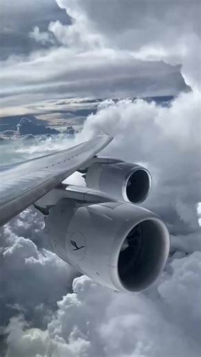The kind of wingview you never forget. Seat 8A on LH498, descending into Mexico City. 📸: @heymikealpha on Instagram #Lufthansa #B747