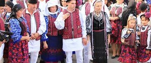 Nuntă ca acum 100 de ani. Românii dintr-un sat braşovean s-au adunat la muzeu, în costume populare şi au gătit mireasa