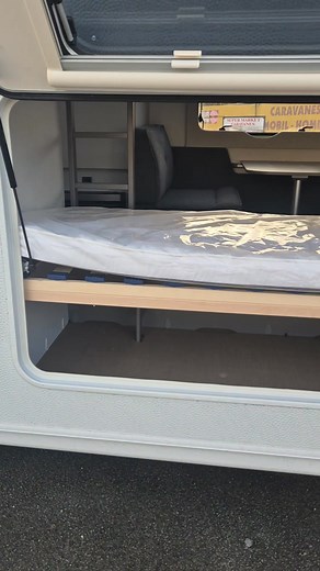 Caravane Neuve Modèle: B 66 Averso Plus 510 TK AVEC AUVENT OU STORE Marque: Burstner Chambres: 1 Description: Nouvelle Averso Plus 510 TK B66, avec auvent ou store extérieur, chauffage gaz trumatic 3000 w, réfrigérateur 131 dont 15 L partie congélateur a compression, pack douche avec chauffe eau réservoir d'eau 44 l, rideau de douche, w c k 7, branchement eau de ville, lanterneau panoramique, grand salon en u avec lit de pavillon de 200 x 144, belle chambre enfant avec grande soute de rangement 