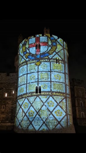 🎄 Windsor Castle spectacular Christmas illuminations, projected each night onto Salisbury Tower until 4th January. ✨ Happy Christmas everyone! Standing over 50ft tall, Salisbury Tower is illuminated with Christmas images created by local schoolchildren, every day from dusk. It also features stunning images of St George’s Chapel’s stained glass windows, architectural details and motifs. #windsor #castle #england | Visit Windsor