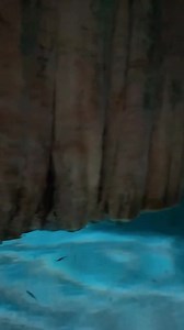 #pegaadica #AgendaEcoRoteiros Um dos passeios mais bonitos da Chapada dos Guimarães leva à caverna Aroe Jari ("Morada das Almas"), uma gigantesca gruta de arenito (a maior do país) com 1,5 km de extensão, trechos submersos e muitas pinturas rupestres. Sua abertura principal soma impressionantes 10 metros de altura e 60 de largura. Uma outra entrada lateral também chama a atenção pela grandiosidade. Leve lanternas para poder explorar o ambiente ao máximo. 🔰 Agenda de Eco - Eventos Adventures #Fe
