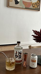 Ma recette de gin-tonic sans alcool et sans sucre avec @jnprspirits Je ne vous les présente plus car depuis que j’ai testé la marque en 2020, ils font partie de mes essentiels quand je souhaite déguster un apéritif sans alcool. Les possibilités de cocktails sont multiples, le goût est super bon, les cocktails sont vraiment raffinés, c’est d’ailleurs une des raisons pour lesquelles on utilise JNPR dans mon restaurant ! Pour cette recette, utilisez un verre de long drink, mettez-y pleins de glaçon