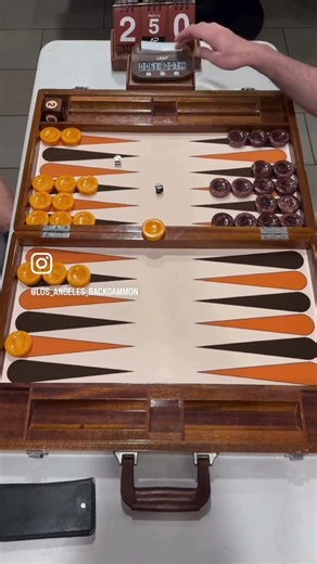 Nicholas vs Elliot - EPIC #Backgammon CLASH [FM Gammon board]! 🎲🎲