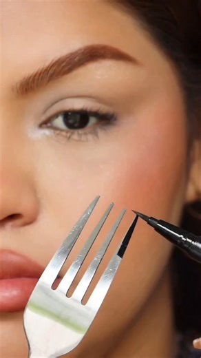 Eyeliner trick 😃😮#makeuptutorial #eyemakeup #viral