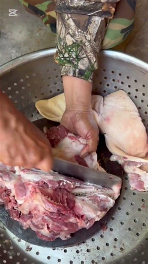 Cutting Pig Head Skin | Traditional Method #butcherskills #meatmarket #porkcutting