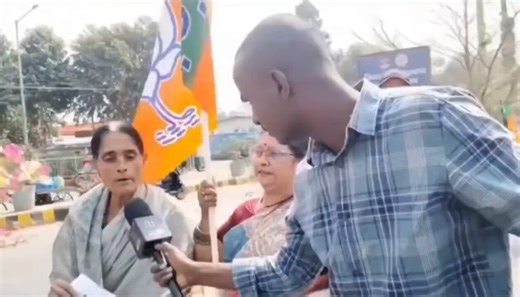 महिला : राहुल गांधी शर्म करोपत्रकार : क्यों?महिला : मैं बता नहीं सकती, मैं एक महिला हूँ। गंदी बात की है राहुल गांधी ने 😭😭वे राहुल गांधी के खिलाफ प्रोटेस्ट कर रहे हैं लेकिन पता नहीं किसलिए। गलगोटिया के पुराने स्टूडेंट? 🤣
