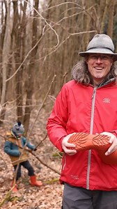 Stefan usually teaches how to do the fox-walk barefoot. To his surprise, on Ranidays, the Ranidae can come in quite handy - or rather, footy 🦊😍 🐸 Stefan zeigt normalerweise, wie man den Fuchsgang barfuß macht. Zu seiner Überraschung können an Ranitagen die Ranidae ziemlich nützlich sein - oder besser gesagt, fußlich 🦊😍 #ThatWildlingFeeling⁣ #WildlingShoes #SustainableFashion #minimalshoes Video: Caroline Filger | Wildling Shoes