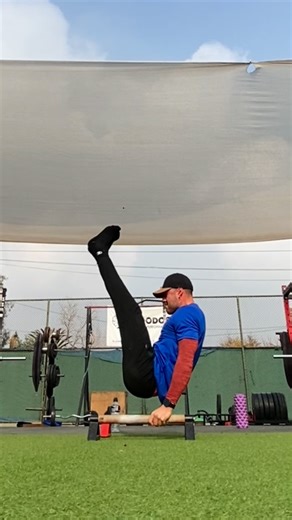 Gianluca | Fuerza, Movilidad, Estética on Instagram: "Comenta “Clase” y te enviamos el formulario de inscripción. . Durante años se ha dicho que entrenar fuerza te vuelve rígida. Que si practicas yoga, el peso no es compatible. Que el yoga por sí solo es suficiente. La realidad es otra. Cuando la fuerza se entrena de forma correcta, en rangos completos y con control, no quita movilidad: la mejora, reduce dolores y desbloquea posturas que muchas personas llevan años intentando. La fuerza no endur