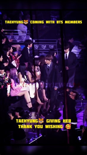 momoland🥰cheers and clapping for Bts💜 members #kimtaehyung #nancy #taecy #btsmember #momoland #kpop