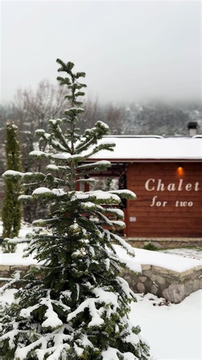 Βίντεο χρήστη CAVE_CHALET_SPA_PARNASSOS (@cave_chalet_spa_parnasos) με μουσική Snow Notes - Old Cosmic Traveler