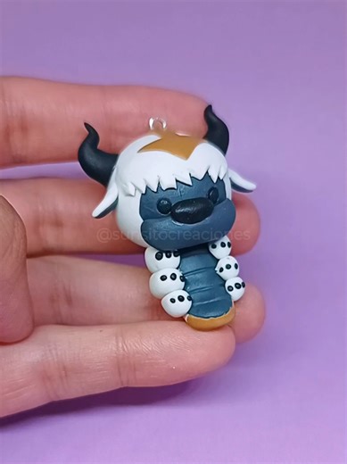 Comisión de Appa 🌬️ ¿Sabías que los Bisontes Voladores son los maestros aire originales? ¿Si? Bueno, sabías que puedes tener tu propio Appa chibi bebé si me mandas mensaje directo? 📩 Porque después de hacer esta comisión definitivamente tendré que hacer uno para mí 😍 🔁 Comparte para apoyar mi emprendimiento ❤️ Guarda esta publicación para obtener el tuyo cuando caiga la quincena 📩 Pedidos y comisiones por mensaje 👣 Sígueme para más piezas artesanales 🟠 Revisa las piezas que se encuentran 