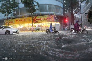 Saigon traffic descends into chaos after year's heaviest downpour