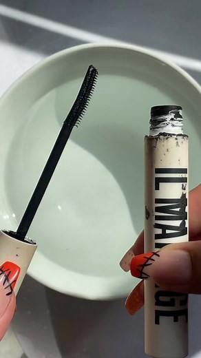 How to Properly Clean and Save Your Mascara Wands