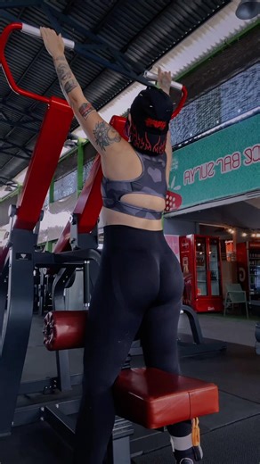 Gym Time 💪🏼 yes, punk girls lift too, using @blackcraftcultofficial use code YAZ20 for 20% OFF 💜