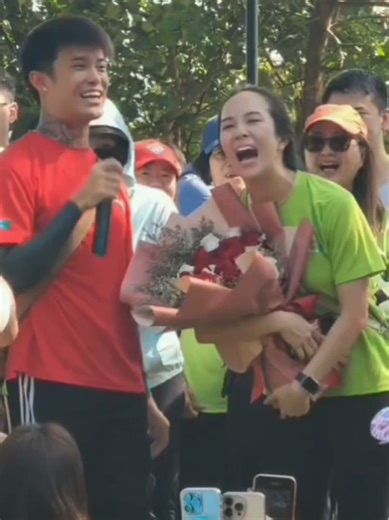 ⚠️ 最后的最后召集！原来梁导早就在场见证了！🎬 还没看《老婆，我爱你！》的朋友快点 CHIONG 啊！🏃‍♂️💨🍿 大家！真的不要怪我没有 JIO 你！电影在新加坡已经进入 COUNTDOWN 倒计时阶段了，再不去真的要下映没得看了啦！😭🎬💔 为什么要支持？因为男主角 @Simonboy 的情深真的不是演出来的！是他用生命在诠释！🎥✨我翻出几年前在【老朋友趴趴走】活动亲手录到的独家视频 📼。最最最珍贵的是，梁导 @Jack Neo 当时也在现场，亲眼见证了这感人的一幕！😲🙌 梁导果然好眼光，早在那时就看中了这个真性情的男人！当时现场几百个队员，Simon 拿着大鲜花 💐，深情唱着《五十年以后》🎵。他当场深情分享了一段往事：说当初自己身无分文、还犯过错，是女友完全不嫌弃，还一直鼓励他：“只要你好好做人，找份工，改过自新就好。” 🥺🙌❤️ 这种患难见真情的女人哪里找？！看到女方在旁边拍手感动，最后求婚成功那一刻，连梁导都在现场帮他们打气！全场欢呼声不断!👏✨ 更 Steady 的是： ✅ 前年他们正式结婚了！ 💍🤵🏻‍♂️👰🏻‍♀️ ✅ 去年还迎