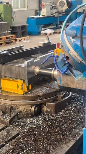 Con este montaje te haces una mini Mandrinadora y puedes aprovechar la ventaja de mesa giratoria, por excelencia la Mandrinadora es y será una de las máquinas más versátiles que hay. Para mí es la máquina por que un fresador debería de aprender pero mucho antes que una fresadora para entender los conceptos más básicos aunque se más tediosa de comenzar una vez la dominas te hace un clic el 🧠 que ya luego cualquier fresadora es pan comido para mi el señor @raymondmenendez0 tiene unos vídeos muy i