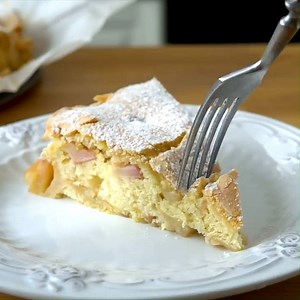 158K views · 10K reactions | Soft, moist, and easy to make, this apple sharlotka cake is super delicious! By: @Tanya Shpilko | MetDaan Cakes | Facebook