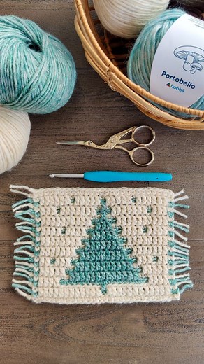 Carolien - Created by Carolien on Instagram: "Staat leren mozaïek haken nog op jouw to-do lijstje? Dat kan nu met het patroon van deze mozaïek Kerstboom onderzetter 🎄 Download het GRATIS patroon via de link in mijn bio en ga gelijk aan de slag! Garen: Hobbii Portobello Ps. Het Portobello garen shop je nu met een flinke korting in de Black Friday sale van @hobbii_yarn #christmastreemugrugcoaster #freepattern #gratispatroon #HobbiiBlackFriday23 #sponsored #mozaiekhaken #mosaiccrochet #gehaakteond