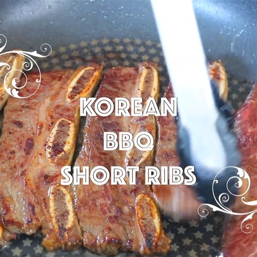 Korean BBQ Short Ribs You’ll Love (LA Galbi Recipe)! 😍 SKorean BBQ short ribs marinated overnight in pear-kiwi magic – sweet, savory, melt-in-your-mouth perfection! You’ll need: flanken-cut short ribs, Korean pear, kiwi, onion, garlic, ginger, soy sauce, honey, sesame oil, rice wine, black pepper, and more 📝 Full video printable recipe in the comments! 💛 Craving this? Save it & share with a friend! #koreanbbq #lagalbi #asianfood #fblifestyle | CiCi Li
