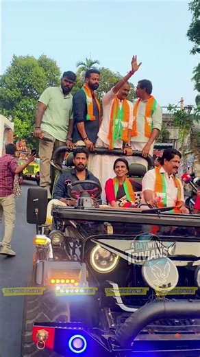 മേയർ സ്ഥാനാർത്ഥികളായി വിജയം കൈവരിച്ച വി വി രാജേഷും ആർ ശ്രീലേഖയും വാഹനജാഥ ക്കായി ജീപ്പിൽ