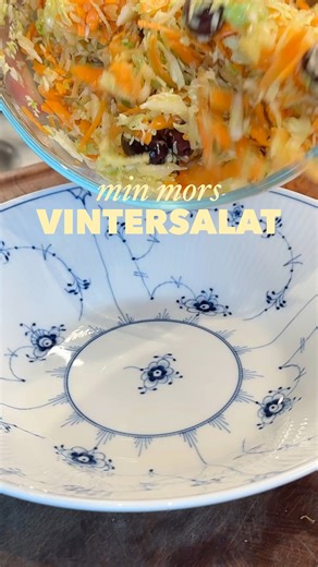 217K views · 1K reactions | MIN MORS VINTERSALAT 塞㮝凌凌 Jeg hader råkostsalat, bare ikke denne her. Ingredienser 1/2 revet eller tyndskåret kål 4 revne gulerødder Saft af 1/2 citron 4 spsk ekstra jomfruolivenolie 1 tsk salt 3 spsk sorte oliven (udsten dem gerne eller køb dem udstenet) Fremgangsmåde Rør alt sammen og lad salaten marinere i 10-15 minutter inden servering. Husk: Jo bedre dine råvarer er, jo bedre vil denne salat smage. | Umut Sakarya | Facebook