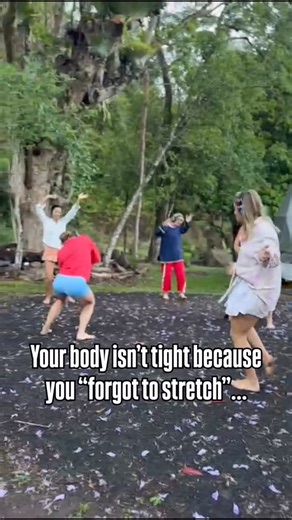 A healthy body isn’t rocket science… It’s actually built on really simple foundations. Two of the biggest players in a strong, mobile, pain-free body? ✅ Movement Not the “perfect” workout… just consistent, enjoyable movement. Pilates, yoga, dancing, weights, running, whatever gets your body moving. For me? Weight training and walking are my holy grail. Movement keeps your joints lubricated, your lymph flowing, your spine supported, and your stress hormones in check. ✅ Hydration And no- drinking 