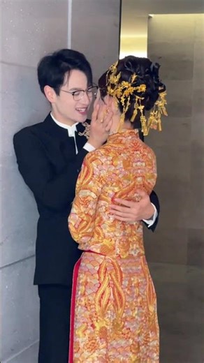 Title: Wow! Unveiling the Unique Chinese Fashion Trend: Xiuhe Flowers in Wedding Dresses