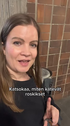 Teija Kohijoki on Instagram: "Miten Suomessa, täällä pullonkierrätysrjestelmän mallimaassa, ei ole vielä käytössä tällaiset roskikset, missä pantillisen pullon tai tölkin voi laittaa roskakorin sijaan pantillisille pulloille ja tölkeille tarkoitettuun telineeseen!! Vai onko näitä myös Suomessa? #tukholma #matkailu"