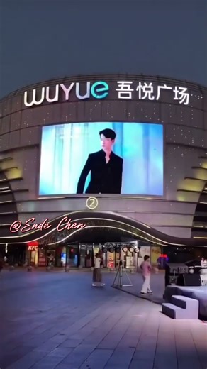 中国大陆多个城市的商业广场，网友自费投屏声援于朦胧，由于中共极端的言论管控，大屏幕上只有“我是于朦胧”寥寥几个字，且没有声音外放。他们希望通过这种方式让公众持续关注于朦胧坠楼事件，不让舆论被中共掩埋！