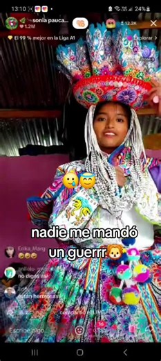 Una mamá divertida con su bebé en la chayabamba