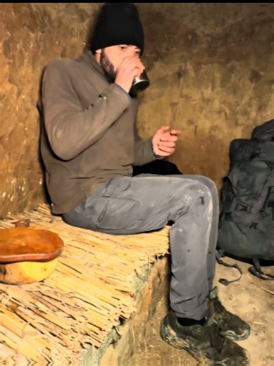 Survival in a Warm Dugout #survival #camping #shelter #build #campinglife