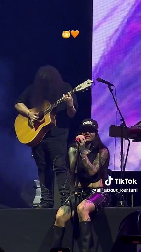 Kehlani's Captivating Performance of Honey in India