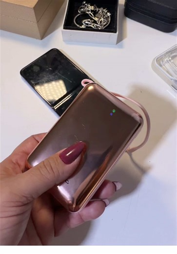 Testei o mini Power Bank de 20.000mAh do TikTok Shop e o resultado me surpreendeu. Carregou meu celular todinho gastando só 11% da carga dele! 🤯 O melhor é que ele é super compacto e já vem com os cabinhos. É a paz de espírito que a gente precisa pro dia a dia. #TikTokShopBR #AchadinhosEletronicos #powerbank20000mah #Praticidade #Tecnologia