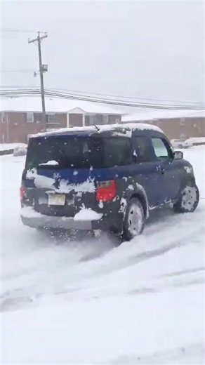 Drifting Honda Element AWD Snow donuts . #Shorts#HondaElement#AWD#SnowDonuts#winterdriving#drifting