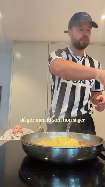 GRÄDDIG RYGGBYFFSPASTA♥️ Det här borde alla göra ikväll, jag lovar att ingen kommer att bli besviken. Sa jag att det var enkelt att göra också? Trevlig helg på er!👋🏼♥️ 4 portioner | 30 minuter Ingredienser * 400 g ryggbiff * 400 g pasta, gärna pappardelle * 250 g skogschampinjoner * 3 dl grädde * 1 dl marsalavin * 2-3 msk kalvfond * 2 schalottenlökar * 3-4 vitlöksklyftor * 50 g smör * Färsk timjan * Färsk rosmarin * Parmesan * Olivolja * Salt och svartpeppar 1. Stek ryggbiffen. Salta ryggbiffe
